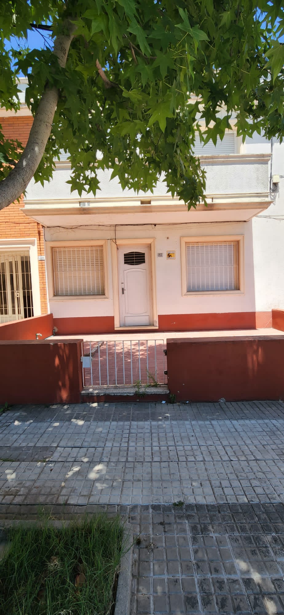 SEÑADO – Alquiler tipo casita de 2 dormitorios en barrio La Blanqueada